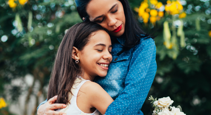 Calin entre une mère avec sa fille pour la fête des mères 2022