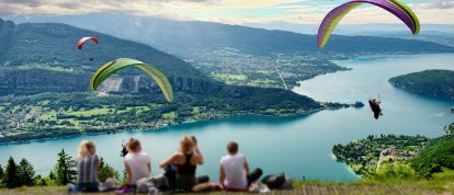 Persone che guardano il parapendio sul lago di Annecy, campeggi a Annecy