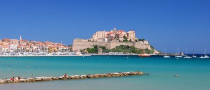 Zitadelle von Calvi am Meer in Haute-Corse. Campingplätze in der Haute-Corse, Korsika, Frankreich