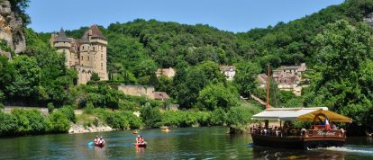 Kanufahrer unterhalb des malerischen Dorfes La Roque Gageac in der Dordogne