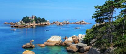 Vue sur la mer et le château Costaeres à Tregastel, Perros Guirec, campings dans les Côtes-d'Armor