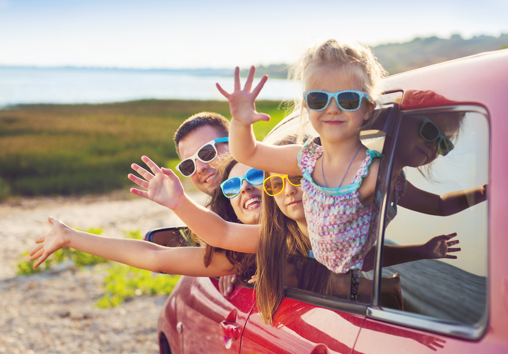 Family arriving at beach in car - Famille arrivant à la plage en voiture