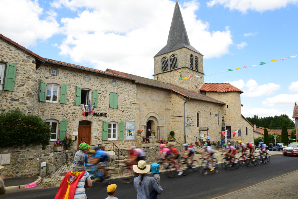 Family watching the Tour de France near St Etienne | Une famille regarde le Tour de France près de St Etienne