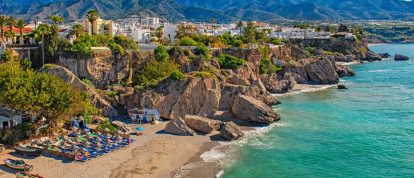 Vista sulla splendida spiaggia e sul villaggio costiero di Nerja, in Spagna. Campeggi in Andalusia