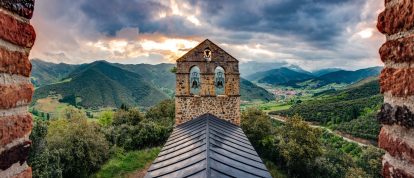 Vista mozzafiato sulle valli boscose dall'Eremo di San Miguel vicino a Potes, Campeggi in Cantabria, Spagna