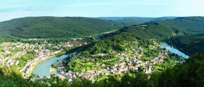 Vista sulla città di Monthermé, situata in un ampio meandro del fiume Mosa nelle Ardenne, in Francia. Campeggi nelle Ardenne
