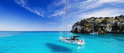 Schöne Bucht mit Segelbooten, Insel Menorca, Balearen. Campingplätze auf den Balearische Inseln, Spanien