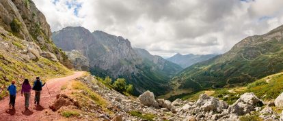 Eine Familie wandert durch den Somiedo-Nationalpark, Asturien, Spanien. Campingplätze in Asturien