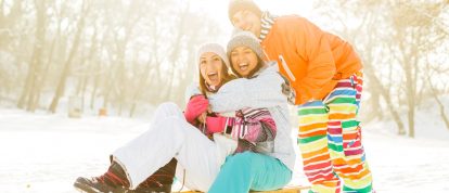 Fröhliche Menschen an einem verschneiten Tag