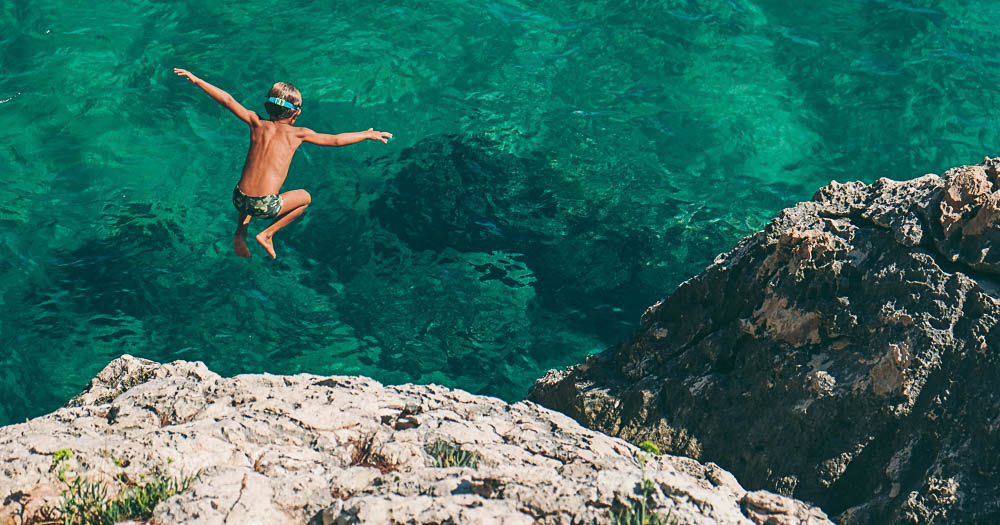 Hvar vacanze bambino che si tuffa nell'acqua