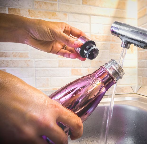 rempFilling water bottle at tap | Remplir une bouteille d'eau au robinet.