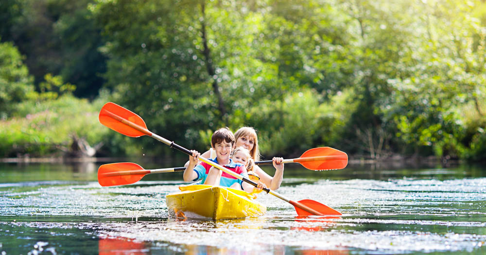 attività sportive in campeggio - bambini in canoa