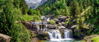 Cascata nel Parco Nazionale di Ordesa y Monte Perdido, Campeggi in Aragona, Spagna