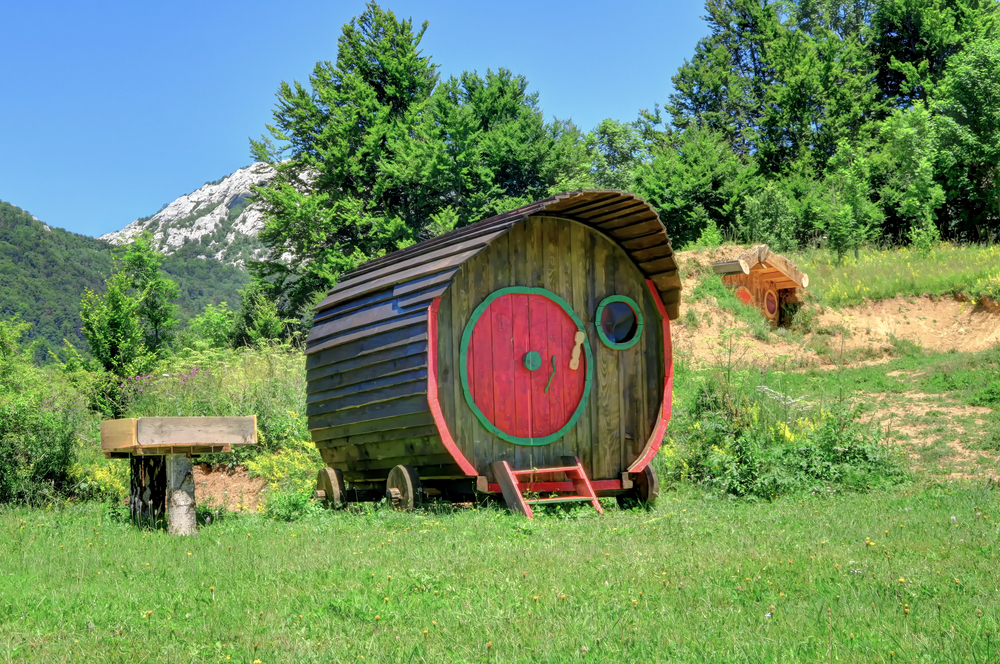 Roulotte dans un camping | Vintage caravan in a campsite