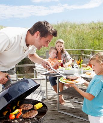 Famille préparant le dîner sur la terrasse d'un mobile home |