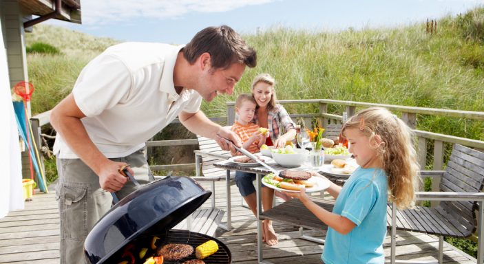 Famille préparant le dîner sur la terrasse d'un mobile home |
