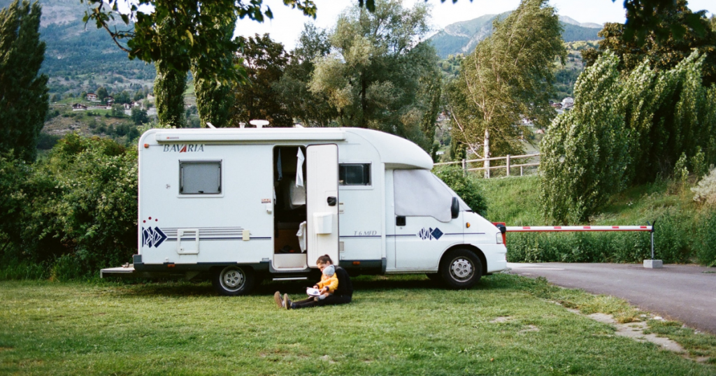 Mother and son by campervan | Madre e figlio in camper