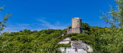 La tour du vieux château de La Roche-Guyon, Val-d'Oise, France. Campings dans le Val-d'Oise