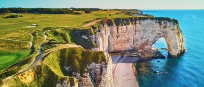 Paysage panoramique pittoresque des falaises de craie blanche et des arches naturelles d'Etretat. Camping en Seine-Maritime