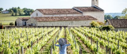 Wandelende vrouw in de wijngaarden van Saint-Emilion, Aquitanië, Frankrijk - Campings in Aquitanië