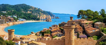 Tossa de Mar, zandstrand en oude stadsmuren, Catalonië, Spanje. Campings in Catalonië
