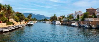 Gezicht op het kanaal van het mooie en gezellige vakantieoord Empuriabrava in de zomer, met jachten en kleine boten, Costa Brava, Catalonië - Campings in Empuriabrava