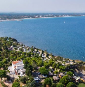 Luchtfoto van de kust ten zuiden van het strand van Argeles aan de Middellandse Zee in het zuiden van Frankrijk - Campings in Languedoc-Roussillon