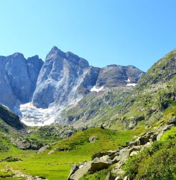 Berglandschap met het massief van Vignemale in het nationaal park Pyreneeën. Occitanie, Frankrijk - Campings in Midi-Pyrénées