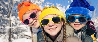 drie kinderen vermaken zich in de sneeuw - december kampeervakantie 2022