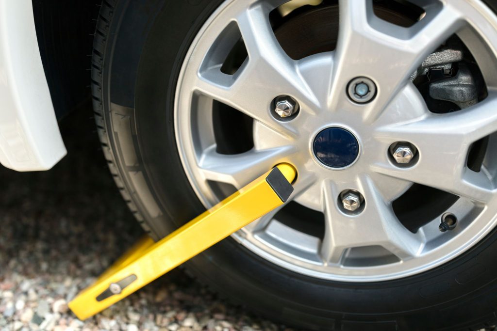 Wheel clamp on a motorhome | Collier de roue sur un camping-car