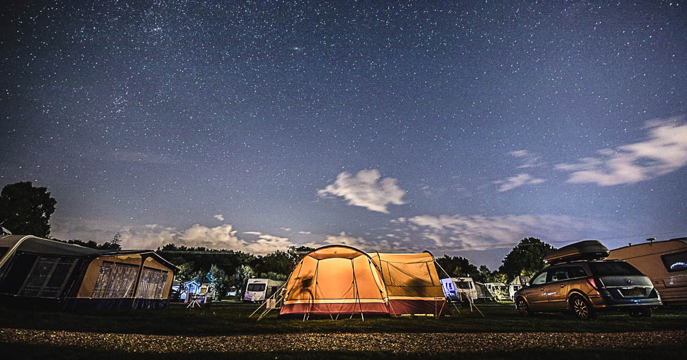 campeggio di notte con tende