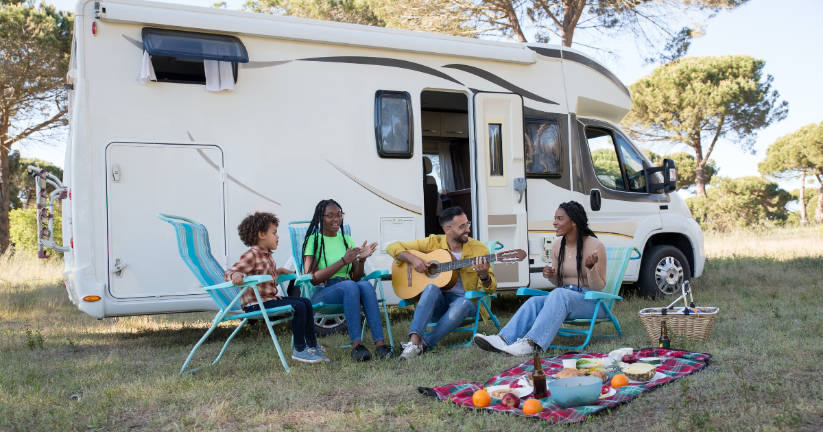 Family playing music outside campervan | vacanze in camper famiglia