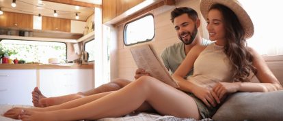 Een koppel geniet van een luxe camping in Frankrijk