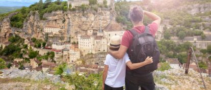 Una famiglia guarda la città di Rocamadour nella Valle del Lot - Campeggi nel Lot