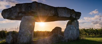 Dolmen von Saint-Fort-sur-le-Né in den Weinbergen von Cognac - Campingplätze in der Charente