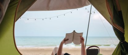 Lezen in een tent aan zee in Frankrijk - Campings aan zee in Frankrijk