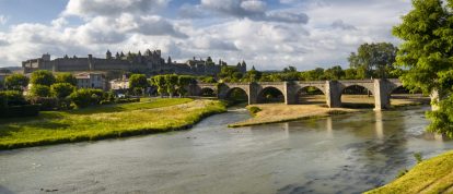 Le pont historique de Carcassonne et le fleuve par un après-midi d'été - campings dans l'Aude