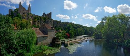 Ancienne ruine et roue à eau dans le village d'Angles-sur-l'Anglin - Campings dans la Vienne