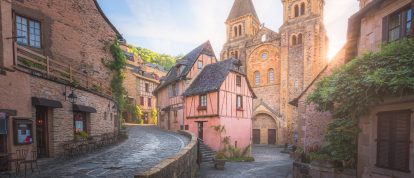 Le pittoresque et charmant village médiéval français de Conques et l'église abbatiale de Sainte-Foy - Campings en Aveyron