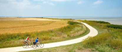 Deux touristes à vélo sur le sentier côtier à La Rochelle, Charente-Maritime, France - Campings en Charente-Maritime