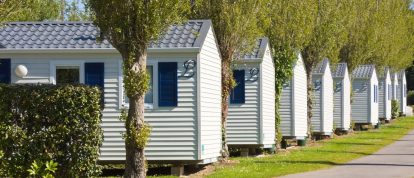 Stacaravans op een camping in Frankrijk