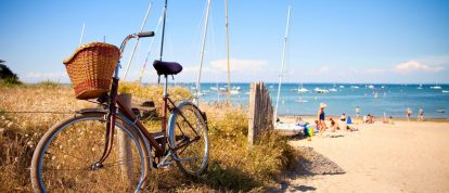 Bike on the sandy beach in Vendée - Campsites in the Vendée