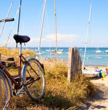 Vélo sur une plage de Vendée - Campings en Vendée
