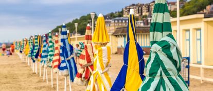 Parasols aan de kust bij Trouville-sur-Mer in Calvados. Campings in Calvados