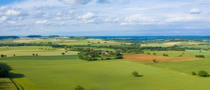 Het platteland en een Frans dorp midden in de velden - Campings in Nièvre