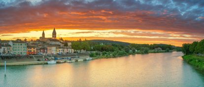 Zonsondergang boven Tournus in het departement Saône-et-Loire in de regio Bourgogne-Franche-Comté - Campings in Saône-et-Loire