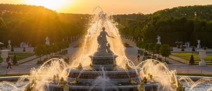 Fontein van het Château de Versailles bij zonsondergang. Campings in Yvelines
