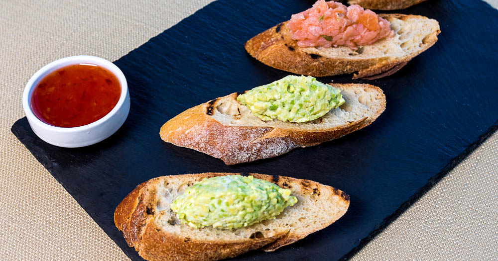 bruschetta con avocado campeggio