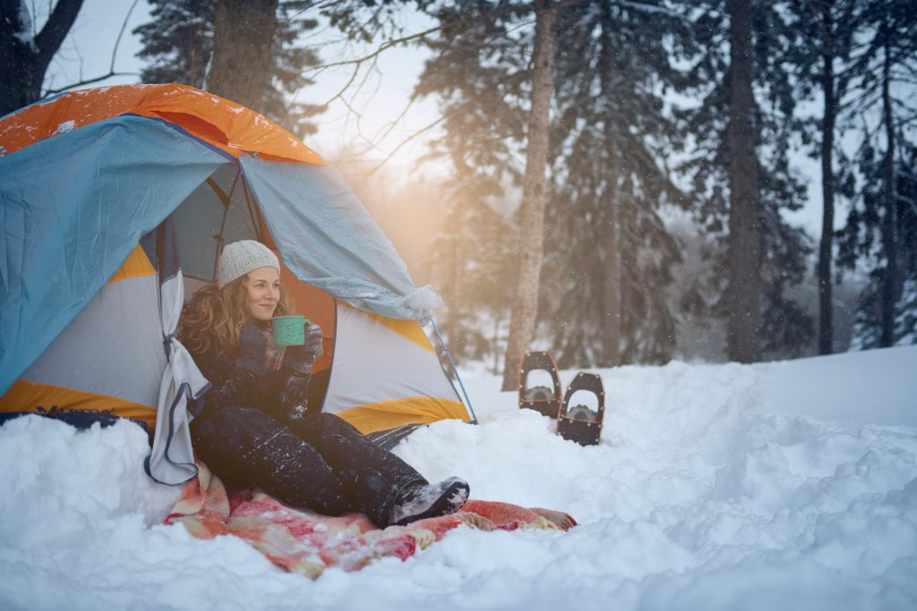 Café sous la tente en hiver - camping caravaneige