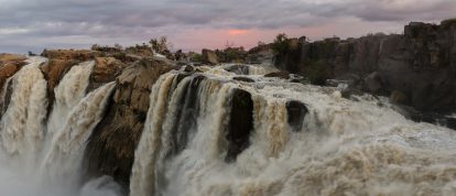 Acqua che scende dalle cascate di Augrabies al tramonto - Campeggi nel Capo Settentrionale